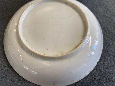 Trois tasses et soucoupes et une boîte à thé couverte en porcelaine de Chine famille rose, Yongzheng/Qianlong — photo 4