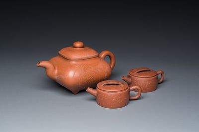 Trois théières couvertes en grès de Yixing, Chine, République