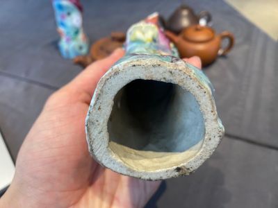 Trois théières couvertes en grès de Yixing et une paire de faisans en porcelaine de Chine famille rose, 19/20ème — photo 12