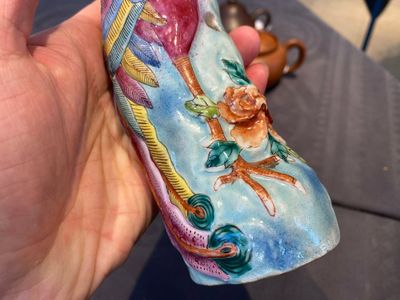 Trois théières couvertes en grès de Yixing et une paire de faisans en porcelaine de Chine famille rose, 19/20ème — photo 16