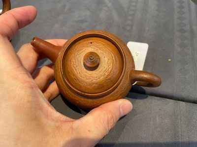 Trois théières couvertes en grès de Yixing et une paire de faisans en porcelaine de Chine famille rose, 19/20ème — photo 20