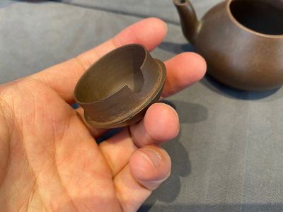 Trois théières couvertes en grès de Yixing et une paire de faisans en porcelaine de Chine famille rose, 19/20ème — photo 24