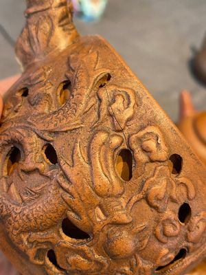 Trois théières couvertes en grès de Yixing et une paire de faisans en porcelaine de Chine famille rose, 19/20ème — photo 26
