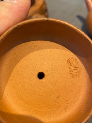 Trois théières couvertes en grès de Yixing et une paire de faisans en porcelaine de Chine famille rose, 19/20ème — photo 28