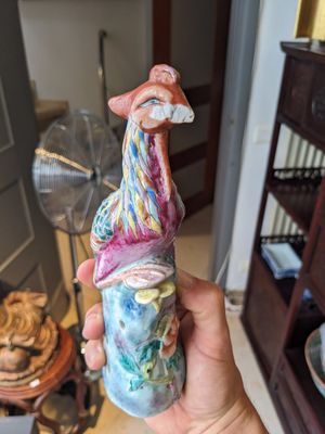 Trois théières couvertes en grès de Yixing et une paire de faisans en porcelaine de Chine famille rose, 19/20ème — photo 3