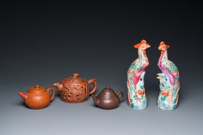 Trois théières couvertes en grès de Yixing et une paire de faisans en porcelaine de Chine famille rose, 19/20ème
