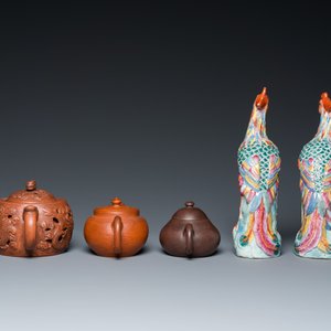 Trois théières couvertes en grès de Yixing et une paire de faisans en porcelaine de Chine famille rose, 19/20ème — photo 5