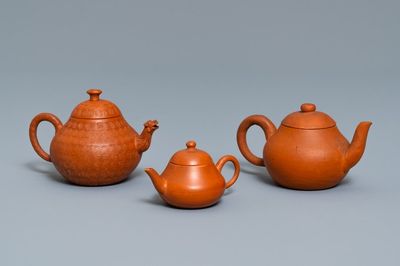 Trois théières couvertes en grès de Yixing, marques en creux, Chine, 18/19ème