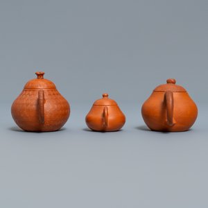 Trois théières couvertes en grès de Yixing, marques en creux, Chine, 18/19ème — photo 6