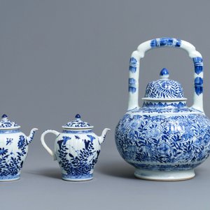 Trois théières couvertes en porcelaine de Chine bleu et blanc, Kangxi — photo 2