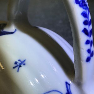 Trois théières couvertes en porcelaine de Chine bleu et blanc, Kangxi — photo 31