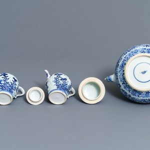 Trois théières couvertes en porcelaine de Chine bleu et blanc, Kangxi — photo 7