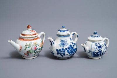 Trois théières couvertes en porcelaine de Chine famille rose et bleu et blanc, Kangxi et Qianlong