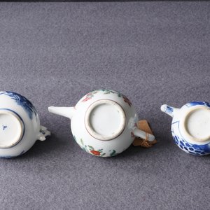 Trois théières couvertes en porcelaine de Chine famille rose et bleu et blanc, Kangxi et Qianlong — photo 12