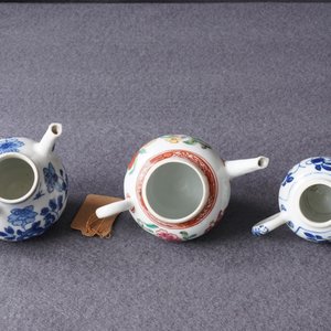 Trois théières couvertes en porcelaine de Chine famille rose et bleu et blanc, Kangxi et Qianlong — photo 13