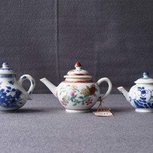 Trois théières couvertes en porcelaine de Chine famille rose et bleu et blanc, Kangxi et Qianlong — photo 8