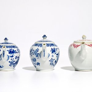 Trois théières couvertes en porcelaine de Chine famille rose et bleu et blanc, Qianlong — photo 2
