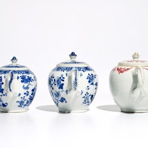 Trois théières couvertes en porcelaine de Chine famille rose et bleu et blanc, Qianlong — photo 4