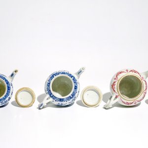 Trois théières couvertes en porcelaine de Chine famille rose et bleu et blanc, Qianlong — photo 5