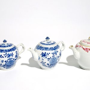 Trois théières couvertes en porcelaine de Chine famille rose et bleu et blanc, Qianlong — photo 7