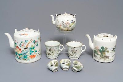 Trois théières et cinq tasses en porcelaine de Chine famille rose et qianjiang cai, 19/20ème
