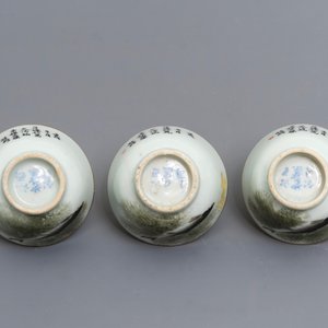 Trois théières et cinq tasses en porcelaine de Chine famille rose et qianjiang cai, 19/20ème — photo 4