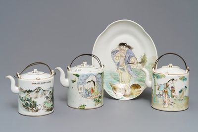 Trois théières et un plat ovale en porcelaine de Chine qianjiang cai, 19/20ème