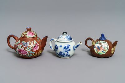 Trois théières miniatures en grès de Yixing et porcelaine de Chine bleu et blanc, Kangxi et après