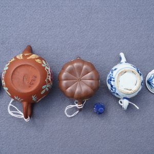 Trois théières miniatures en grès de Yixing et porcelaine de Chine bleu et blanc, Kangxi et après — photo 13