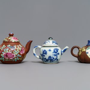 Trois théières miniatures en grès de Yixing et porcelaine de Chine bleu et blanc, Kangxi et après — photo 2