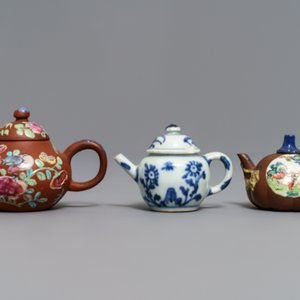 Trois théières miniatures en grès de Yixing et porcelaine de Chine bleu et blanc, Kangxi et après — photo 4