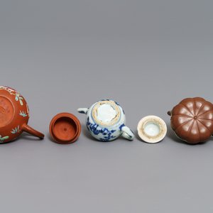 Trois théières miniatures en grès de Yixing et porcelaine de Chine bleu et blanc, Kangxi et après — photo 7