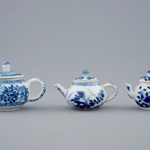 Trois théières miniatures en porcelaine de Chine bleu et blanc, Kangxi — photo 3