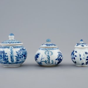 Trois théières miniatures en porcelaine de Chine bleu et blanc, Kangxi — photo 4