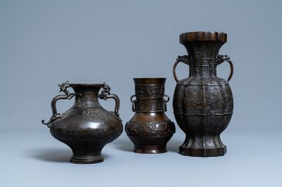 Trois vases archaïques en bronze, Chine, 18/19ème