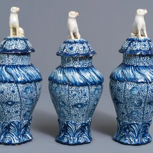 Trois vases couverts en faïence de Delft bleu et blanc aux prises en forme de chiens, 18ème — photo 2