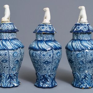 Trois vases couverts en faïence de Delft bleu et blanc aux prises en forme de chiens, 18ème — photo 4