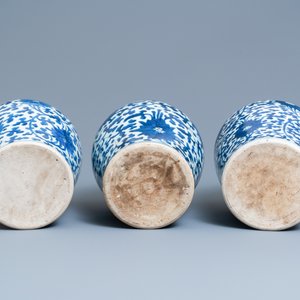 Trois vases couverts en porcelaine de Chine en bleu et blanc, époque Transition/Kangxi — photo 7