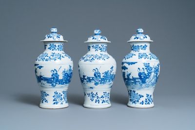 Trois vases couverts en porcelaine de Chine en bleu et blanc, marque de Kangxi, 19ème