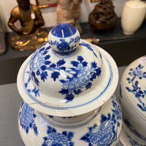 Trois vases couverts en porcelaine de Chine en bleu et blanc, marque de Kangxi, 19ème — photo 14