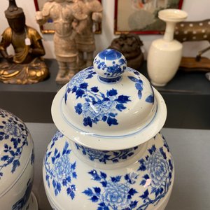 Trois vases couverts en porcelaine de Chine en bleu et blanc, marque de Kangxi, 19ème — photo 16