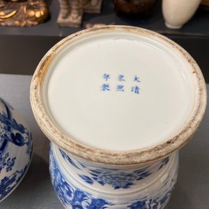 Trois vases couverts en porcelaine de Chine en bleu et blanc, marque de Kangxi, 19ème — photo 22
