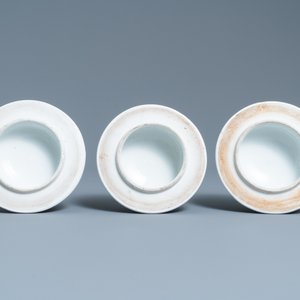 Trois vases couverts en porcelaine de Chine en bleu et blanc, marque de Kangxi, 19ème — photo 8