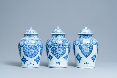 Trois vases couverts en porcelaine de Chine en bleu et blanc pour le marché islamique, Kangxi