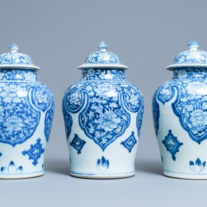 Trois vases couverts en porcelaine de Chine en bleu et blanc pour le marché islamique, Kangxi — photo 2