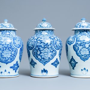 Trois vases couverts en porcelaine de Chine en bleu et blanc pour le marché islamique, Kangxi — photo 4