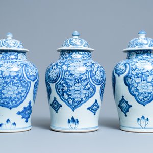 Trois vases couverts en porcelaine de Chine en bleu et blanc pour le marché islamique, Kangxi — photo 5