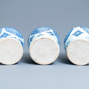 Trois vases couverts en porcelaine de Chine en bleu et blanc pour le marché islamique, Kangxi — photo 7