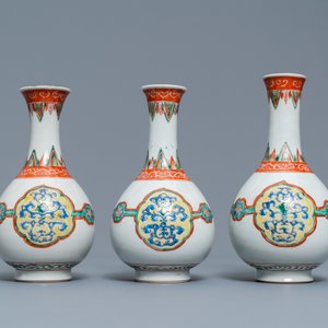 Trois vases de forme bouteille en porcelaine de Chine famille verte, Kangxi — photo 2