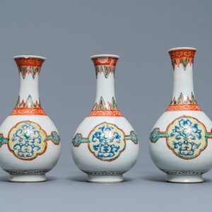Trois vases de forme bouteille en porcelaine de Chine famille verte, Kangxi — photo 3